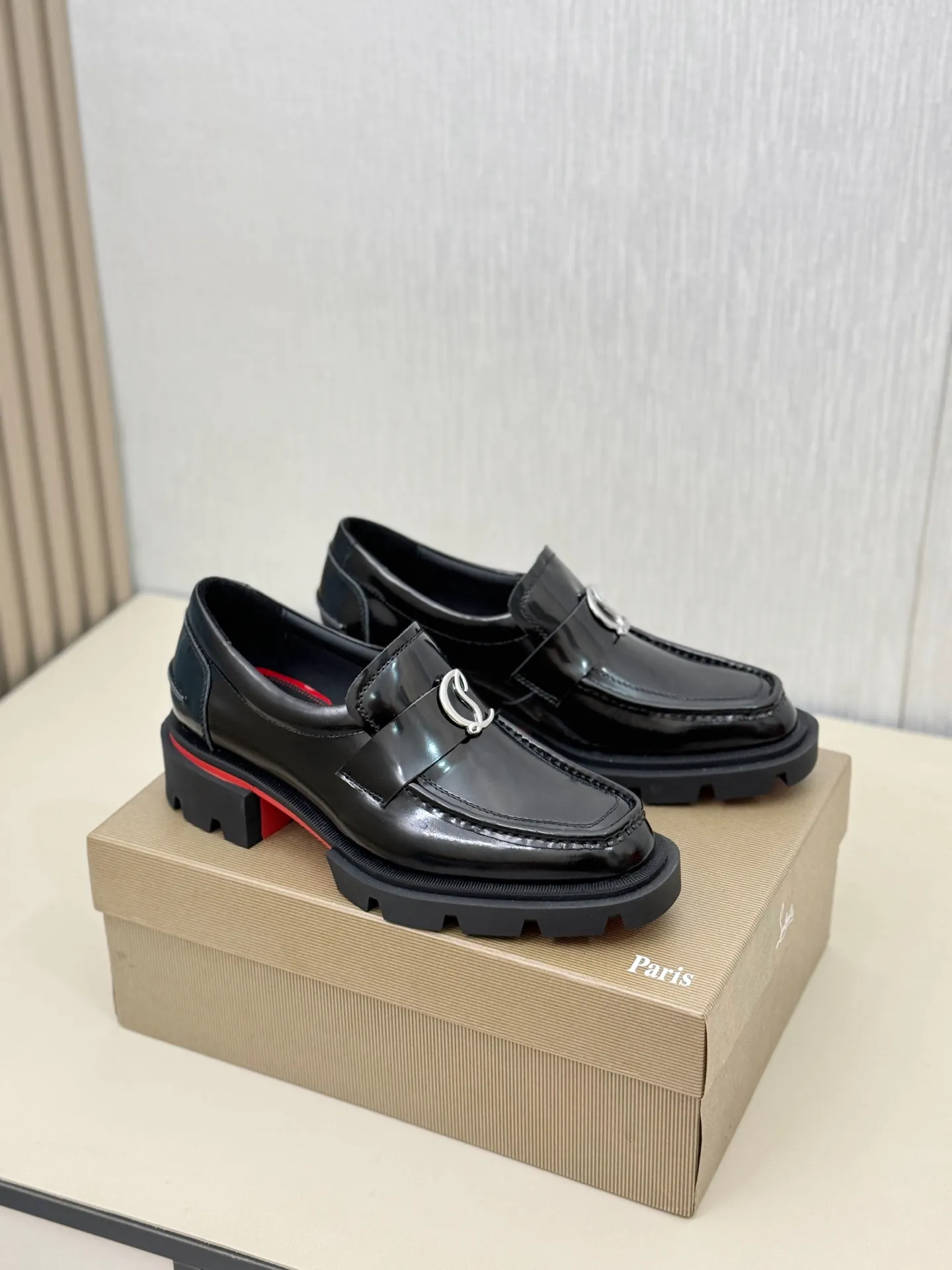 [CL～High-end men’s red-soled shoes] Top P: 880💰. Size: 39-44 (38.45.46 can be customized) 🆑Top original order purchasing agent Imported open-edge bead fabric and water-dyed cowhide inside 🉑️ Imported TPU rubber sole, wear-resistant and non-slip, full of European style.